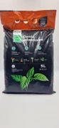 Przód opakowania: Czarny worek Ziemi uniwersalnej Wokas SMART z grafiką soczyście zielonych liści.