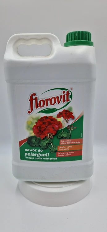 Pelargonie 2,8 kg Przód (20260120_155246.jpg): Duży nawóz do pelargonii Florovit 2,8 kg wpływający na intensywne wybarwienie.