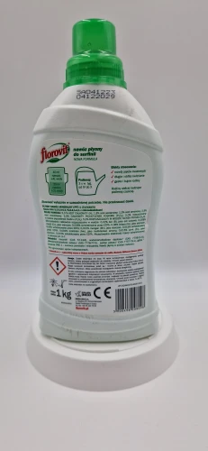 1 kg Tył (20260120_154747.jpg): Tabela dawkowania nawozu do surfinii i petunii na odwrocie butelki.