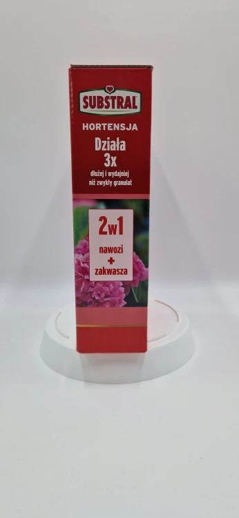 Informacja o wydajności i podwójnym działaniu nawozu do hortensji na boku kartonu.