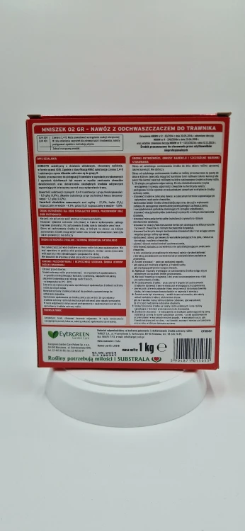 Opis działania i skład nawozu z odchwaszczaczem Mniszek 02 GR na odwrocie pudełka 1 kg.