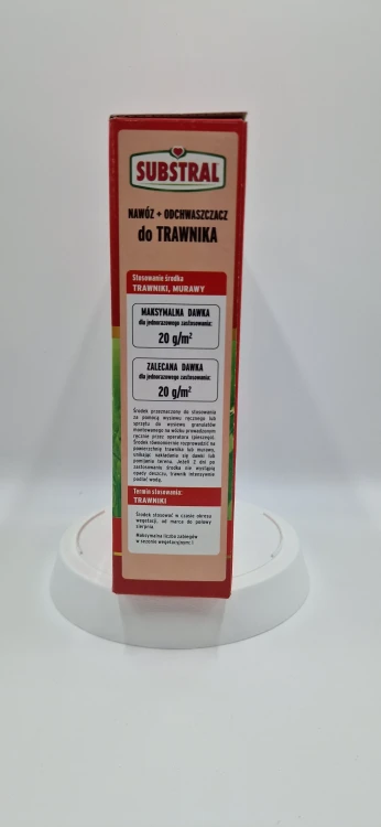 Zalecana dawka nawozu z odchwaszczaczem do trawnika na boku opakowania Substral.