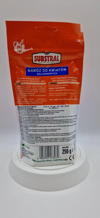 Dawkowanie koncentratu nawozowego do surfinii i pelargonii na opakowaniu Substral 250 g.