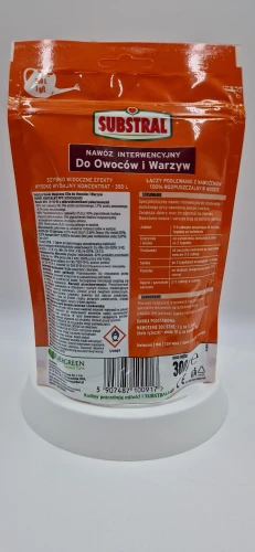 Etykieta tylna nawozu Substral z tabelą dawkowania dla pomidorów, truskawek i ogórków.