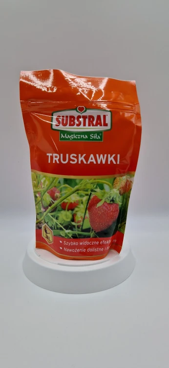 Przód: Opakowanie nawozu Substral Magiczna Siła Truskawki przedstawiające dojrzałe owoce na krzaczkach.