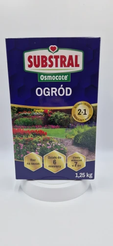 Front: Duże opakowanie nawozu uniwersalnego Substral Osmocote Ogród z widokiem na kwitnący ogród i krzewy.