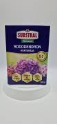 Front: Granatowe pudełko nawozu Substral Osmocote 2w1 do rododendronów i hortensji z różowym kwiatostanem.