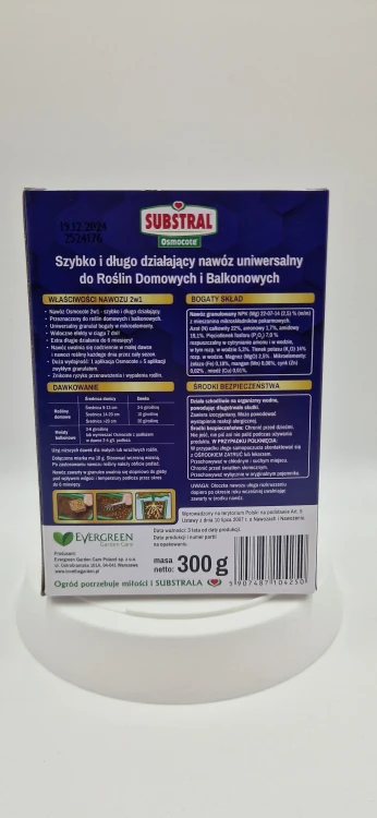 Tył opakowania (z dużą ilością tekstu): Tył pudełka nawozu uniwersalnego z instrukcją dawkowania, składem i zasadami bezpieczeństwa.