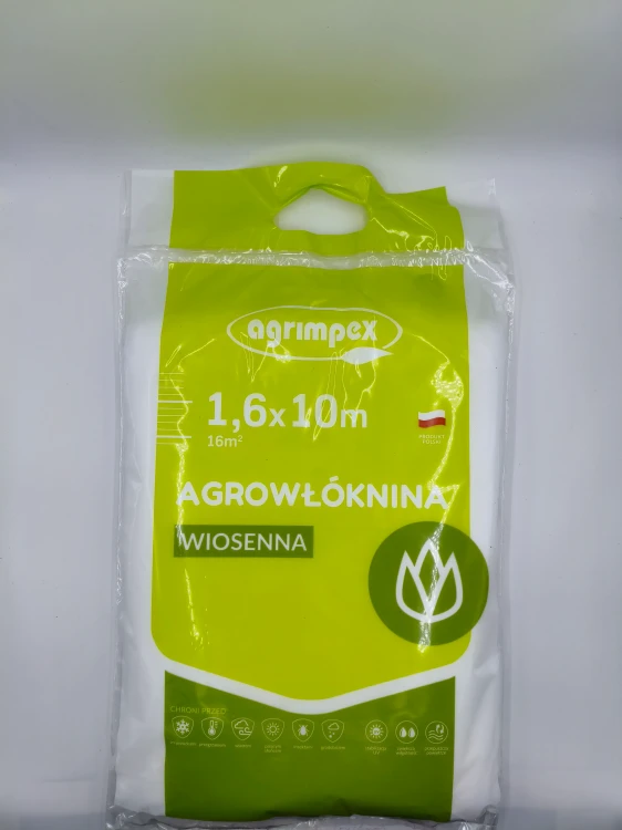 Agrowłóknina wiosenna 1,6x10m w zielonym pakiecie zabezpiecza warzywa przed przymrozkami.