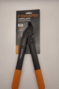 Sekator kowadełkowy Fiskars L31 z mechanizmem zębatym tnie suche gałęzie o średnicy 35 mm.