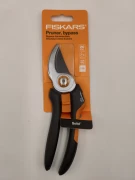 Sekator nożycowy Fiskars P321 z pomarańczowymi rączkami SoftGrip tnie gałęzie do 20 mm.