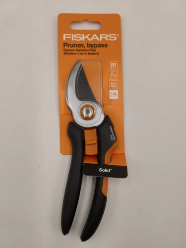 Sekator nożycowy Fiskars P321 z pomarańczowymi rączkami SoftGrip tnie gałęzie do 20 mm.