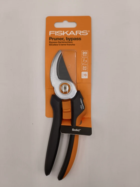 Sekator nożycowy Fiskars Solid L P341 w opakowaniu tnie gałęzie 20 mm.