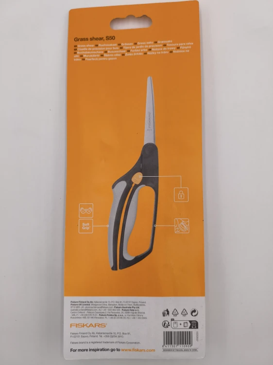 Tył opakowania nożyc Fiskars S50 prezentuje system SoftGrip i bezpieczną blokadę ostrzy.