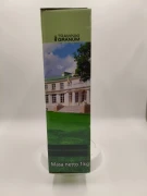 Bok prezentuje pałac, a przed nim elegancki, zielony, równy trawnik