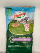 Worek trawy Florovit Szybko Wschodząca 5kg z domem w tle obiecuje gęstą darń.