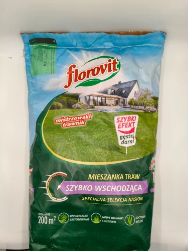 Worek trawy Florovit Szybko Wschodząca 5kg z domem w tle obiecuje gęstą darń.
