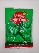 Czerwony worek trawy Sportowej Granum z sylwetką piłkarza.