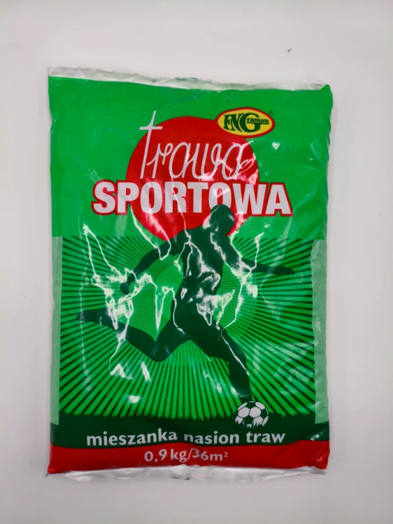 Czerwony worek trawy Sportowej Granum z sylwetką piłkarza.