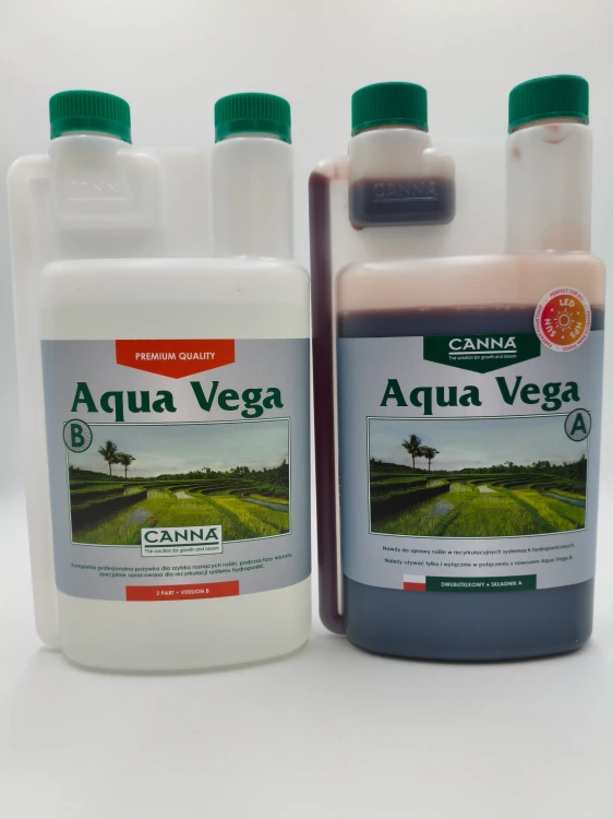 Dwie butelki nawozu CANNA Aqua Vega A i B stoją obok siebie.