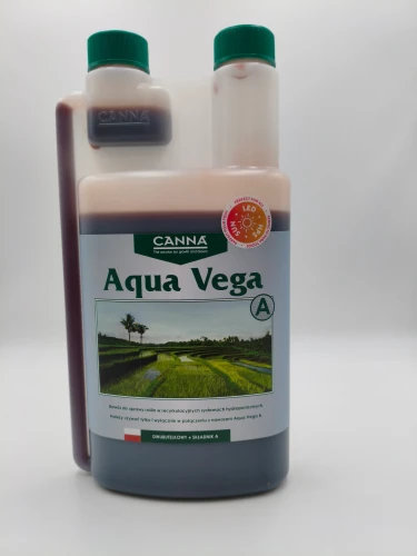 Przednia etykieta nawozu CANNA Aqua Vega A prezentuje krajobraz zielonych tarasów ryżowych.