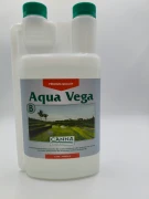 Biała butelka CANNA Aqua Vega B posiada etykietę z zielonym logo producenta.