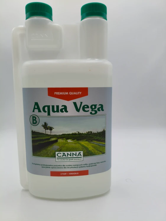 Biała butelka CANNA Aqua Vega B posiada etykietę z zielonym logo producenta.