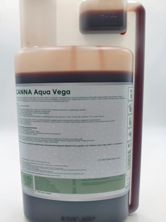 Tył butelki CANNA Aqua Vega A zawiera szczegółową instrukcję dawkowania i skład produktu.