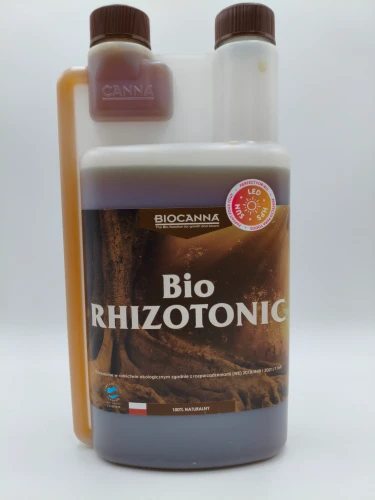 Front butelki stymulatora korzeni BIOCANNA Bio RHIZOTONIC z motywem rozbudowanego systemu korzeniowego.