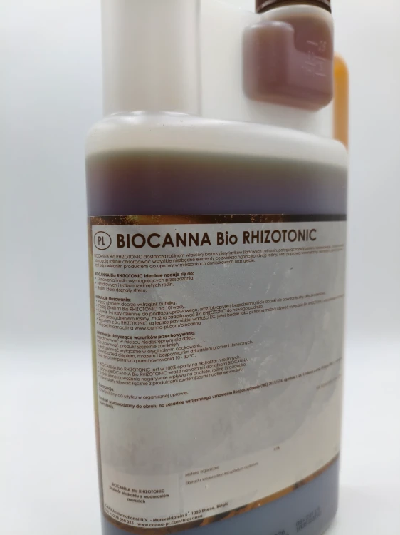 Polska instrukcja na butelce BIOCANNA dokładnie opisuje sposób przygotowania roztworu doglebowego.