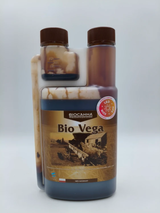 Front butelki nawozu organicznego BIOCANNA Bio Vega prezentuje logo i certyfikat ekologiczny.