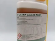 Zbliżenie na instrukcję dawkowania i skład koncentratu wapniowo-magnezowego CANNA.