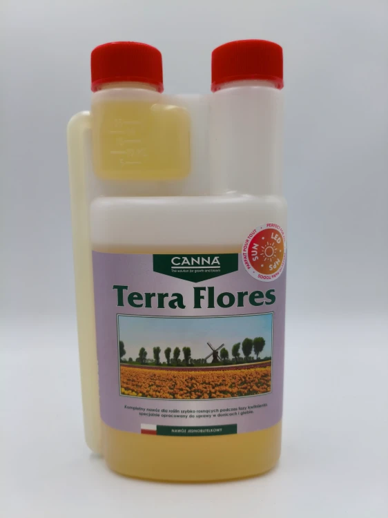 Front butelki nawozu CANNA Terra Flores na kwitnienie prezentuje malownicze pola żółtych kwiatów.