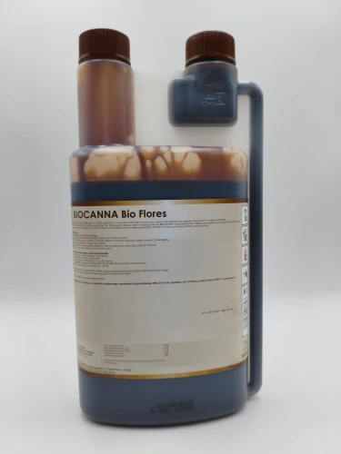 Tył butelki BIOCANNA Bio Flores prezentujący wbudowany dozownik miarkowy. Etykieta preparatu BIOCANNA Bio Flores szczegółowo opisująca jego organiczny skład.