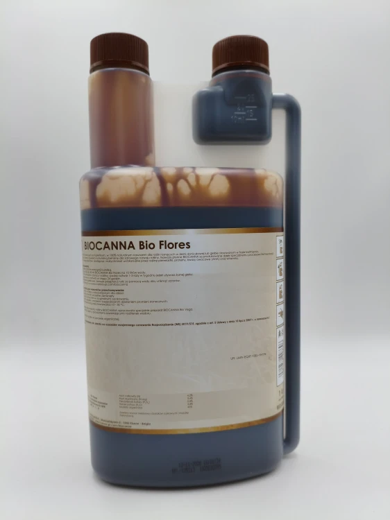 Tył butelki BIOCANNA Bio Flores prezentujący wbudowany dozownik miarkowy. Etykieta preparatu BIOCANNA Bio Flores szczegółowo opisująca jego organiczny skład.