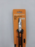 Przód pomarańczowego opakowania wielofunkcyjnych nożyczek ogrodowych Fiskars Solid SP320 z powłoką SoftGrip.