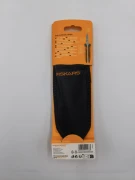 Tył opakowania nożyczek Fiskars SP320 prezentuje czarne materiałowe etui dołączone do zestawu narzędzi.