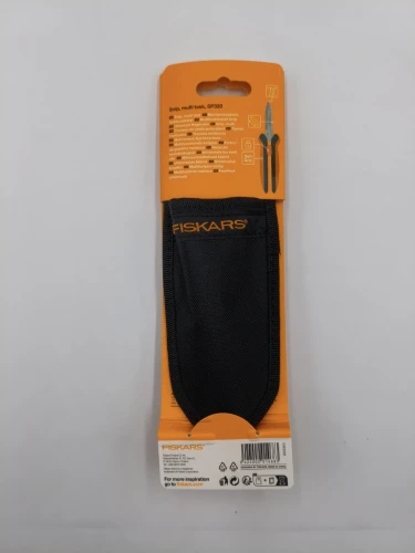 Tył opakowania nożyczek Fiskars SP320 prezentuje czarne materiałowe etui dołączone do zestawu narzędzi.