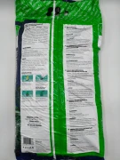 Tył opakowania podłoża WOKAS Naturalnie prezentuje szczegółowy skład oparty na kompoście z biomasy oraz krok po kroku instrukcję przesadzania.