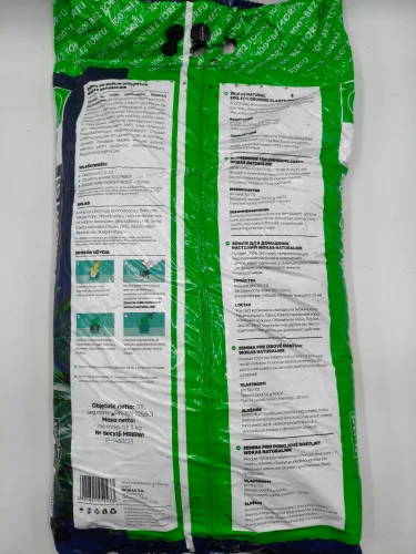 Tył opakowania podłoża WOKAS Naturalnie prezentuje szczegółowy skład oparty na kompoście z biomasy oraz krok po kroku instrukcję przesadzania.