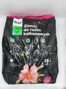 Front czarnego worka 35L z ziemią WOKAS SMART do roślin balkonowych prezentujący różowe pelargonie.