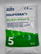 Duży, 10-kilogramowy worek nawozu ogrodniczego POLIFOSKA 5 marki Grupa Azoty.