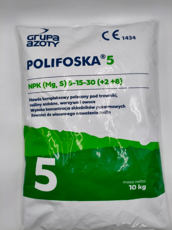 Duży, 10-kilogramowy worek nawozu ogrodniczego POLIFOSKA 5 marki Grupa Azoty.