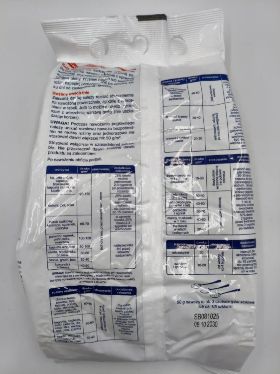 Odwrót worka 3 kg nawozu AZOFOSKA z instrukcjami przedsiewnymi i przelicznikiem dawkowania na łyżki stołowe.