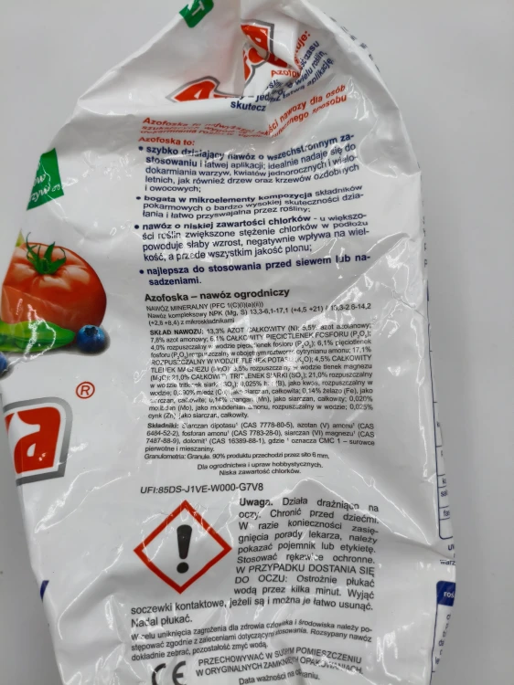 Bok opakowania  AZOFOSKA szczegółowo opisujący zalety niskiej zawartości chlorków i pełny skład mikroelementów.