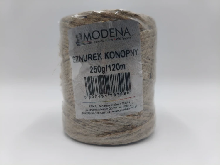Zafoliowana rolka naturalnego, biodegradowalnego sznurka konopnego marki MODENA o gramaturze 250 g i długości około 120 metrów.