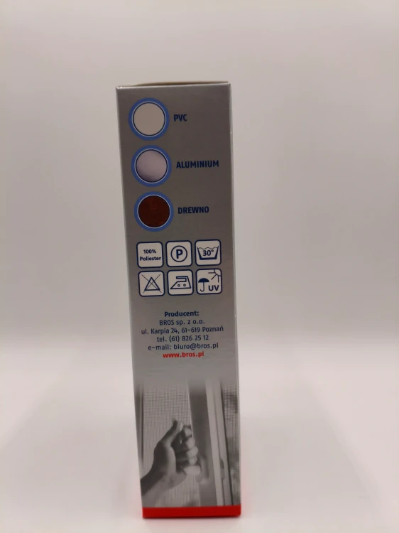 Boczny panel pudełka moskitiery okiennej BROS informujący o składzie z poliestru, praniu w 30°C, odporności na UV oraz kompatybilności z ramami PVC, aluminiowymi i drewnianymi.