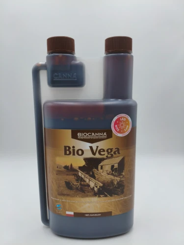 Butelka naturalnego nawozu na wzrost roślin BIOCANNA Bio Vega, widok z przodu z miarką