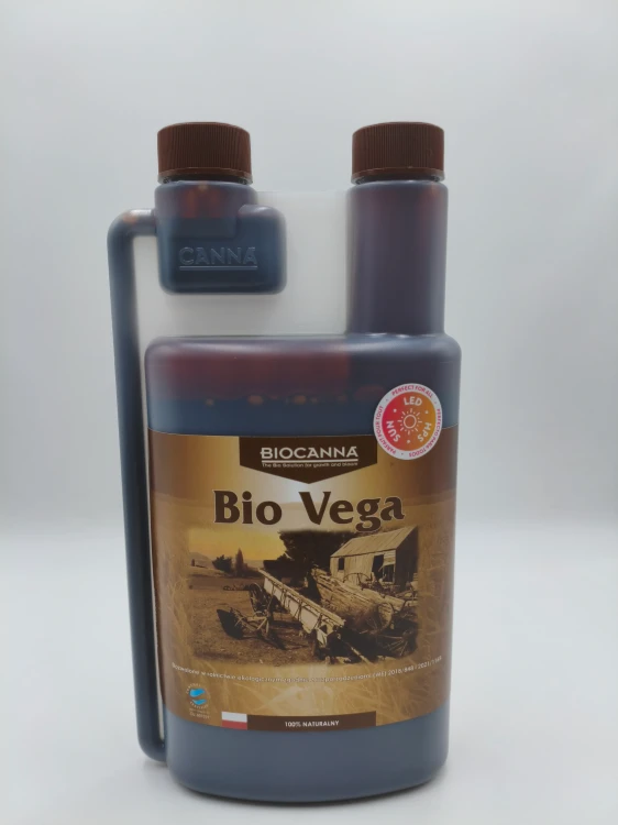 Butelka naturalnego nawozu na wzrost roślin BIOCANNA Bio Vega, widok z przodu z miarką