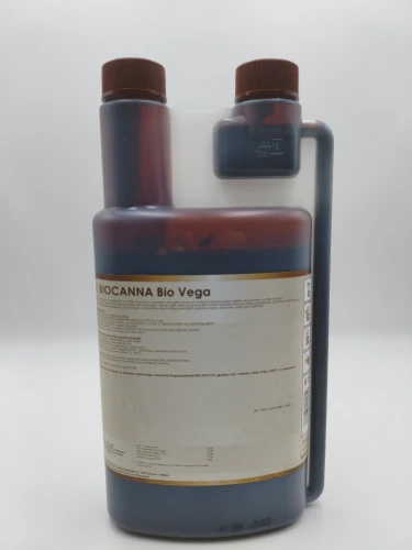 Etykieta i instrukcja dawkowania z tyłu butelki nawozu organicznego BIOCANNA Bio Vega